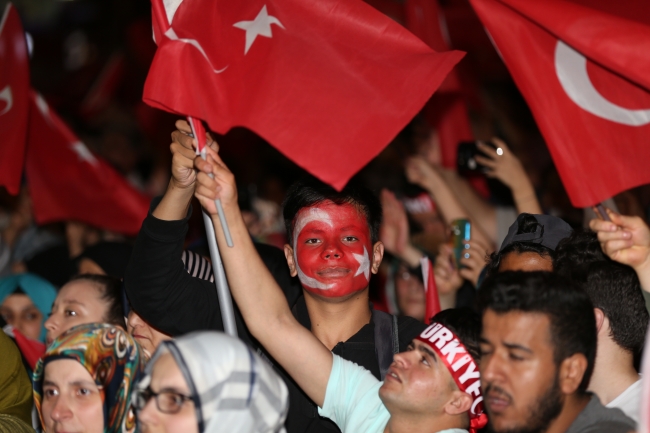 Milyonlar şehitler için meydanlara indi