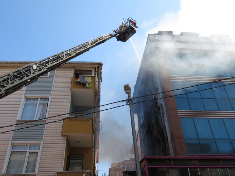 Ataşehir'de 5 katlı binada yangın