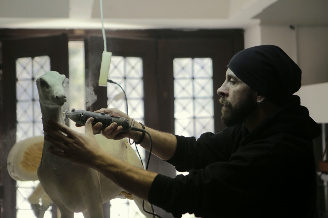 Nesli tükenen hayvanları, heykelleriyle yaşatıyor