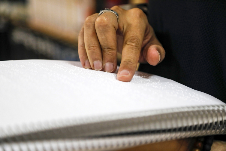 Görme engelli kütüphane sorumlusu, 13 yılda 35 bin kitabı dijitale aktardı