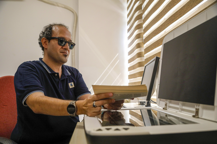 Görme engelli kütüphane sorumlusu, 13 yılda 35 bin kitabı dijitale aktardı