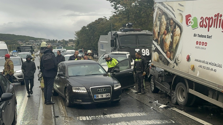 Aralarında TOMA'nın da bulunduğu 14 araç zincirleme kaza yaptı