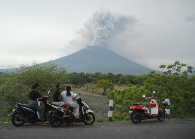 Agung Yanardağı'ndan yeniden dumanlar yükselmeye başladı