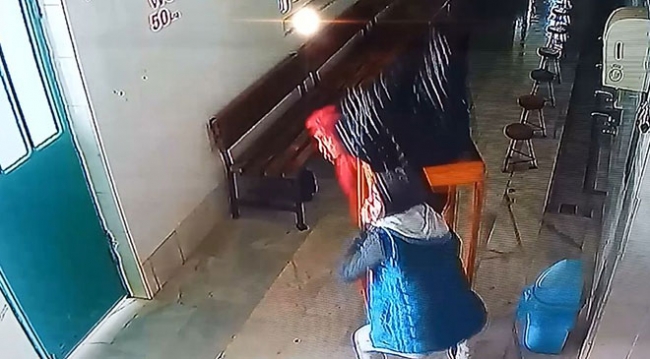 Camideki yardım kutusunu masayla birlikte çaldılar