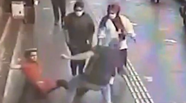 Pasajdan koşarak çıktı, kaldırımda yürüyen biriyle çarpıştı