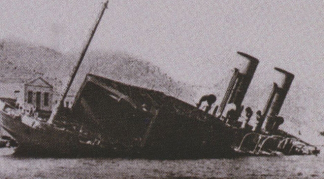 Meis Limanı'nda yarı batık halde Ben My Chree