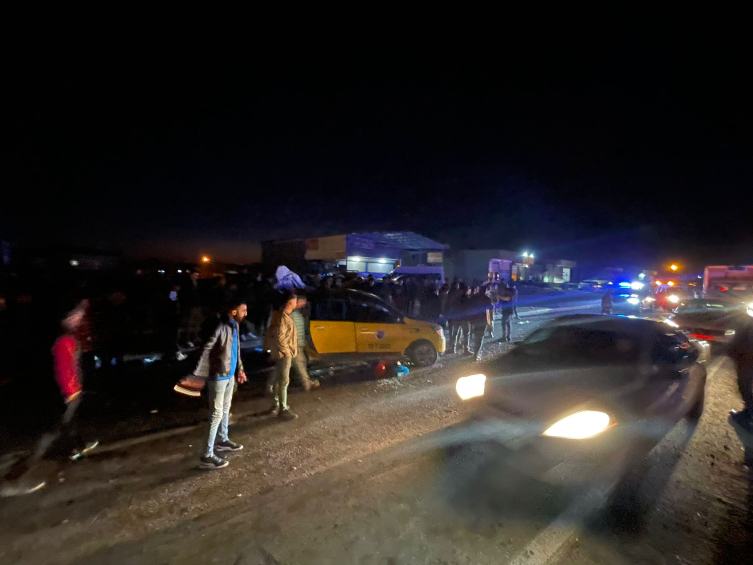 Tır ile taksi çarpıştı: 2 ölü, 5 yaralı