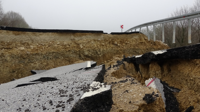 Karadeniz Sahil Yolu'nda çökme meydana geldi