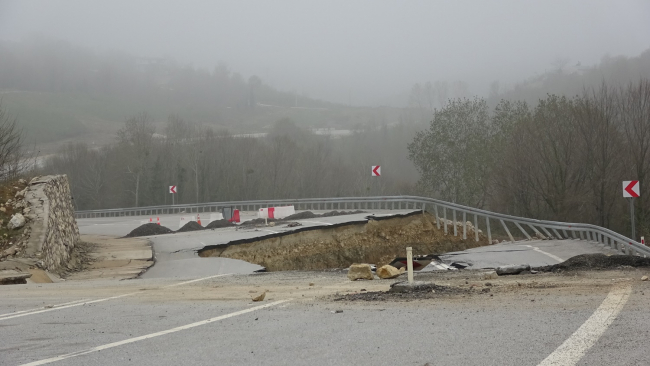 Karadeniz Sahil Yolu'nda çökme meydana geldi