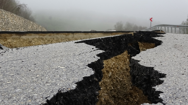 Karadeniz Sahil Yolu'nda çökme meydana geldi
