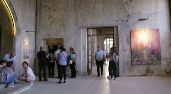 İngiliz sanatçı terk edilmiş binaları resimleriyle yeniden canlandırıyor