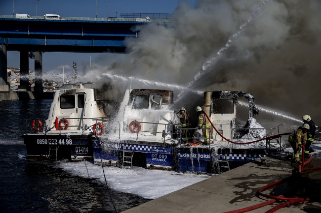 Haliç'te deniz taksilerin olduğu bölgede yangın