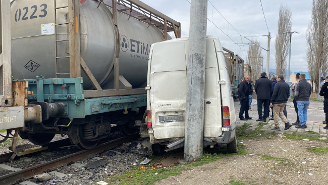 Yük treni hemzemin geçitte minibüse çarptı
