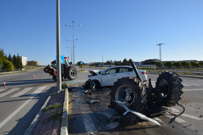 Konya’da otomobilin çarptığı traktör ikiye bölündü: 3 yaralı