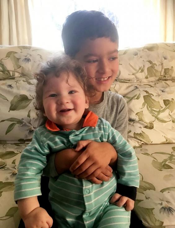 Anne karnında felç geçiren çocuğun hareket etme sevinci