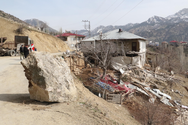 Depremde dağlardan kaya parçaları düştü: Ev ve otomobil hasar gördü, 70 küçükbaş öldü