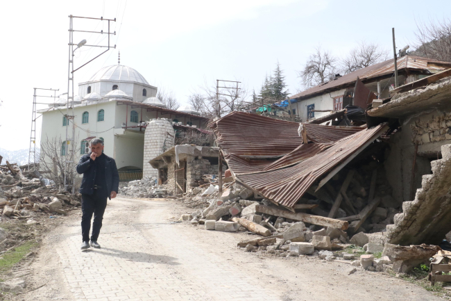 Depremde dağlardan kaya parçaları düştü: Ev ve otomobil hasar gördü, 70 küçükbaş öldü