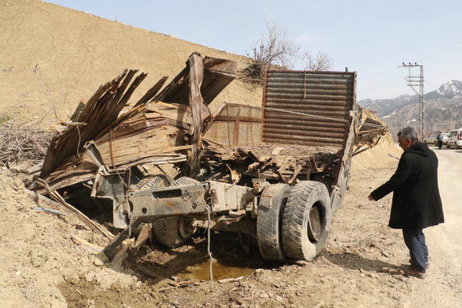 Depremde dağlardan kaya parçaları düştü: Ev ve otomobil hasar gördü, 70 küçükbaş öldü