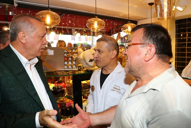 Cumhurbaşkanı Erdoğan Samsun mitinginin ardından yeni evlenen bir çifti tebrik etti