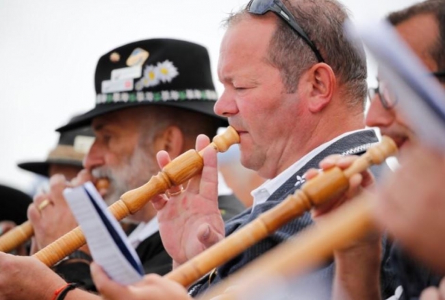 İsviçre dağlarında "alphorn" sesleri yankılanıyor