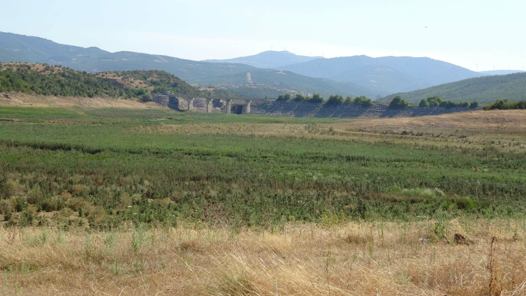 Barajda su seviyesi düştü, eski kara yolu ortaya çıktı