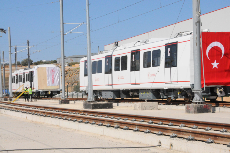 İlk yerli ve milli sürücüsüz metro aracı Gebze-Darıca hattında raylara indirildi