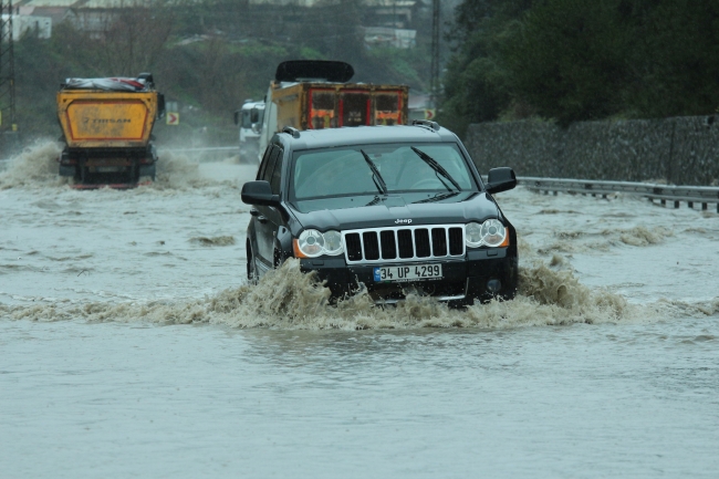 Ayazağa'da dere taşınca mahalleyi su bastı