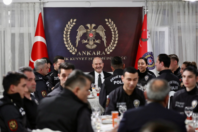 Bakan Soylu polislerle iftar yaptı