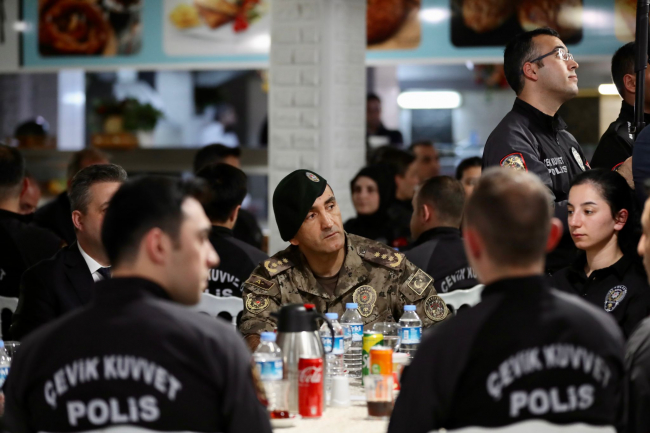 Bakan Soylu polislerle iftar yaptı