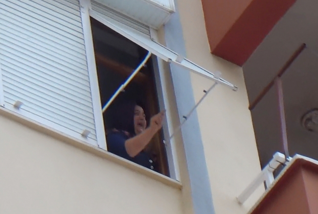 Kocasına kızdı, eşyalarını balkonda ateşe verdi