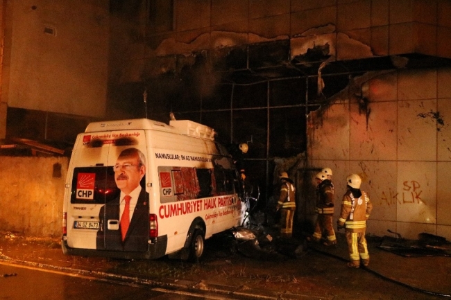 Çekmeköy'de CHP'nin seçim minibüsü yandı