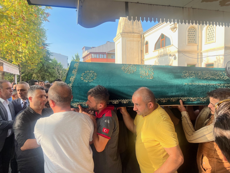 Sancaktepe'de ölü bulunan 3 kardeş son yolculuğuna uğurlandı