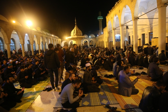 Berat Kandili'nde eller duaya açıldı