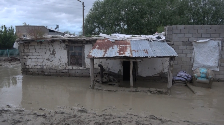 Muş'ta dere taştı: 35 ev hasar gördü, bir köprü yıkıldı