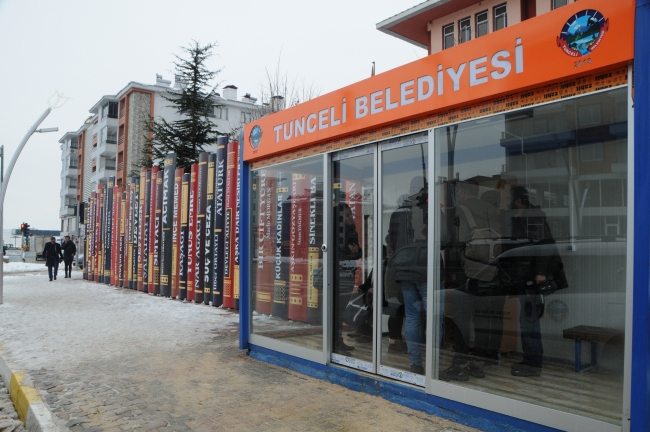 Tunceli'de kitap dekorlu klimalı duraklar kuruldu
