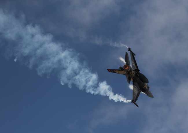 Akrobasi pilotlarının nefes kesen gösterisi