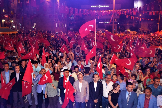 Milyonlar şehitler için meydanlara indi