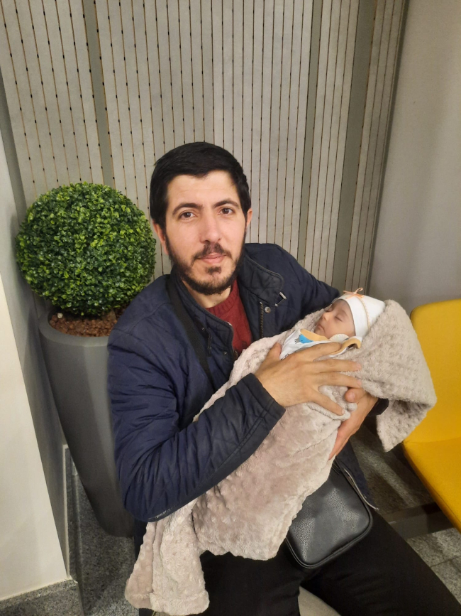 Fatma bebeğe kavuşan amca Muhammed Abid bu fotoğrafı TRT Haber'e gönderdi.