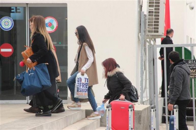 Yunan adalarında mahsur kalan Türkler ülkeye döndü