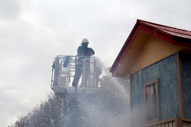 İtfaiye ekipleri can ve mal güvenliği için gece gündüz görev başında