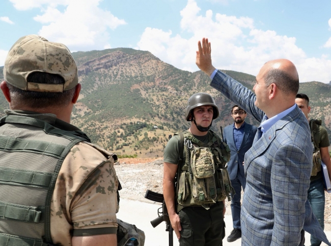 İçişleri Bakanı Soylu 18 teröristin öldürüldüğü Sargir Tepesi'ne gitti