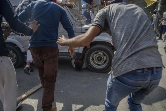 Keşmir'de zırhlı polis aracı insanları ezdi