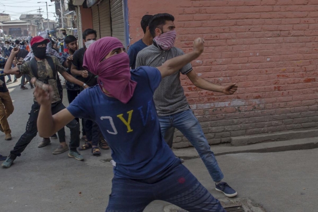 Keşmir'de zırhlı polis aracı insanları ezdi