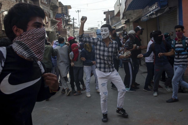 Keşmir'de zırhlı polis aracı insanları ezdi