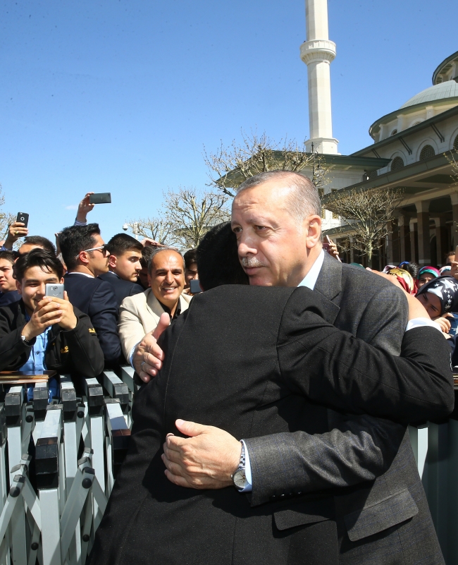 Cumhurbaşkanı Erdoğan cuma namazı sonrası vatandaşlarla sohbet etti