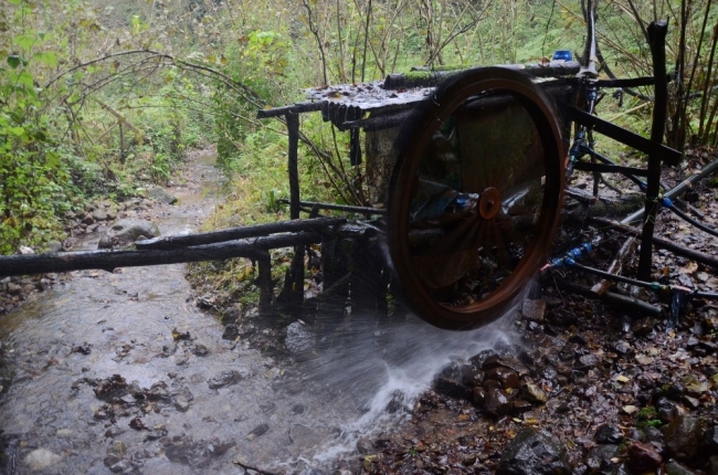 Dere kenarına kurduğu sistemle evinin elektrik ihtiyacını karşılıyor