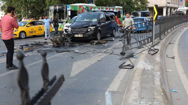 Takla atan otomobilin motoru yola fırladı