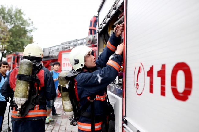 İtfaiye ekipleri can ve mal güvenliği için gece gündüz görev başında