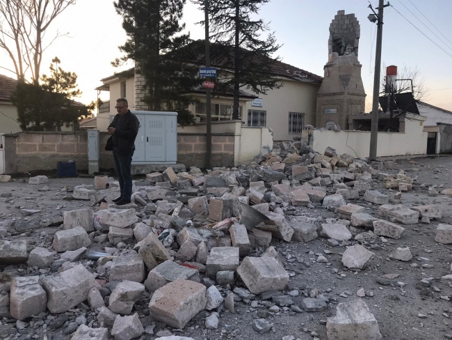 Konya'da fırtına: Ağaçlar devrildi, çatılar uçtu