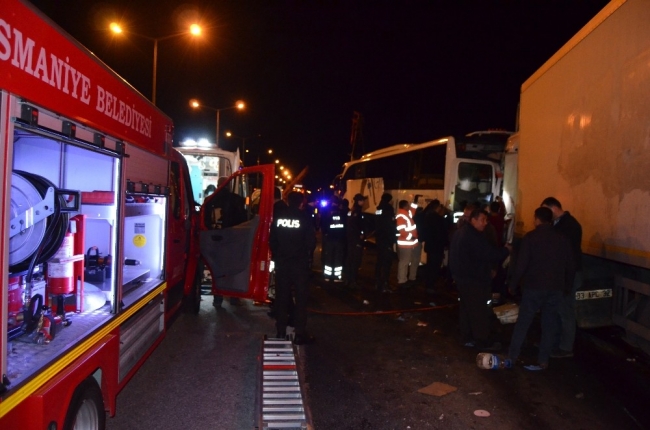 Osmaniye'de tır yolcu otobüsüne çarptı